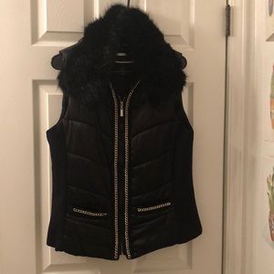 Ladies WH/BM vest with removable faux fur collar.
